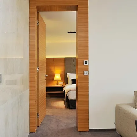 Radisson Blu Plaza Hotel 4*