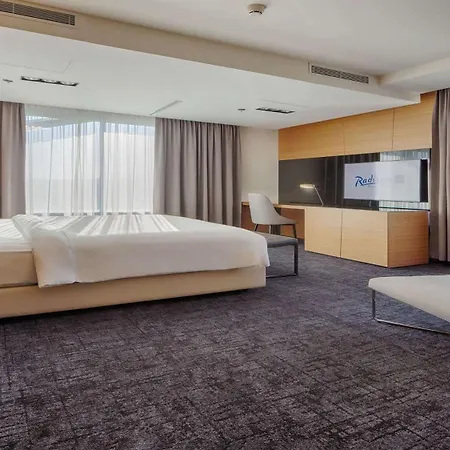 Radisson Blu Plaza 4*