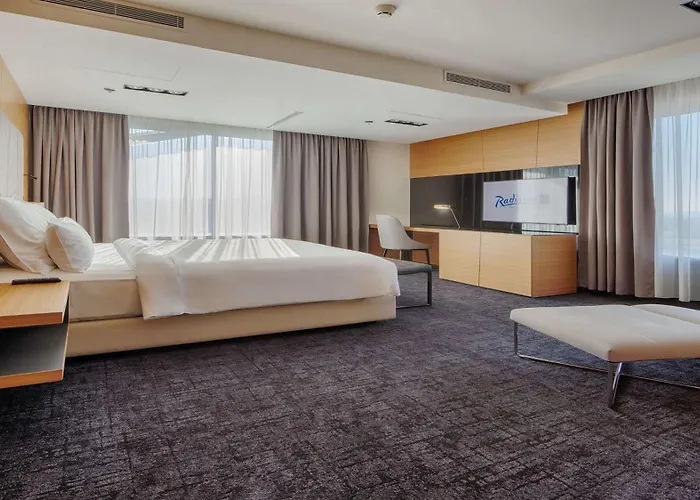 Radisson Blu Plaza 4*