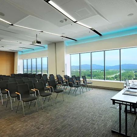 מלון Radisson Blu Plaza