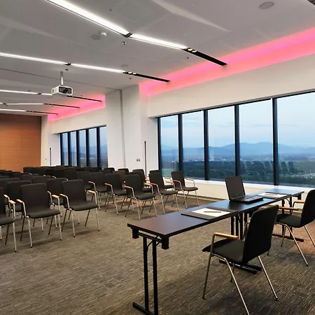 מלון Radisson Blu Plaza 4*